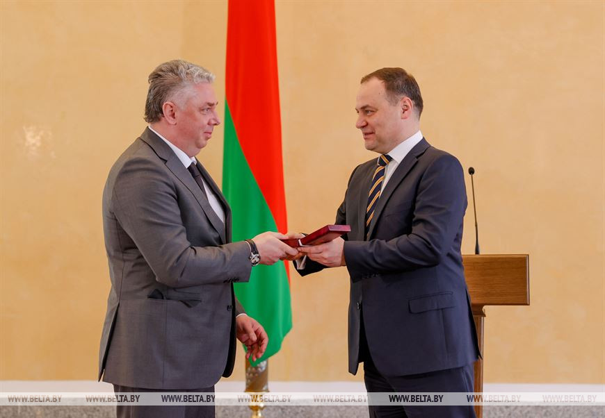 Премьер-министр Беларуси Роман Головченко награждает главного врача учреждения здравоохранения "Гродненский областной клинический кардиологический центр" Андрея Янушко