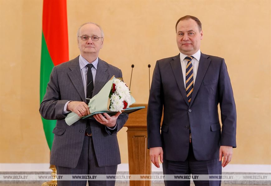 Премьер-министр Беларуси Роман Головченко награждает мастера по пошиву ортопедической обуви цеха Белорусского протезно-ортопедического восстановительного центра Сергея Дубровского