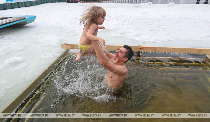 На Крещение Господне минчане окунулись в прорубь. Минск, 2019 год На Крещение Господне минчане окунулись в прорубь. Минск, 2019 год