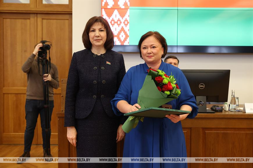 Наталья Кочанова награждает декана факультета международных отношений Елену Достанко