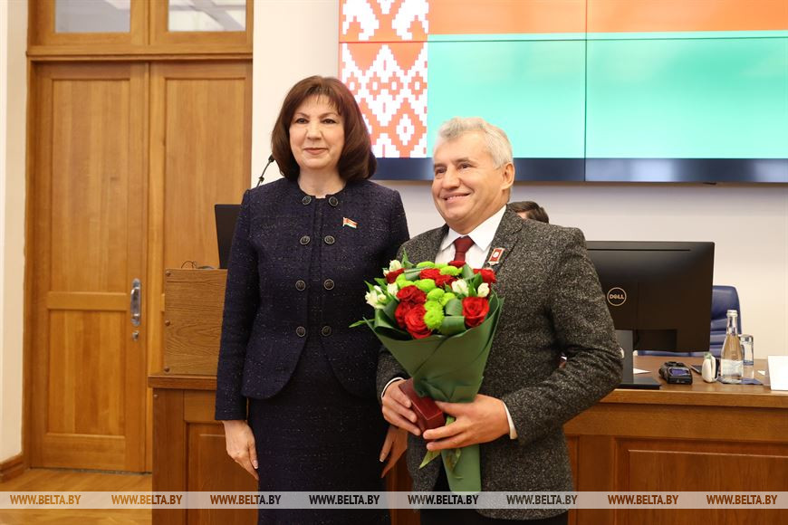 Наталья Кочанова награждает заведующего кафедры медиалингвистики и редактирования БГУ Виктора Ивченкова