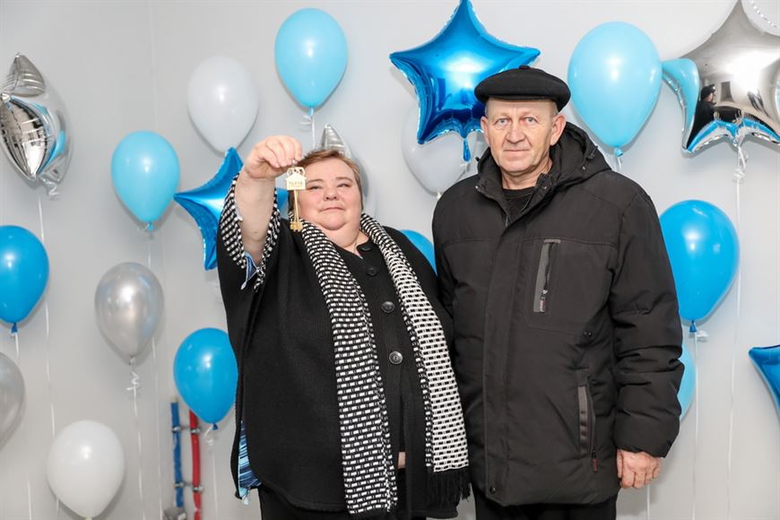 Получив ключи, семья отправилась на улицу Щорса, чтобы оценить свое новое жилье