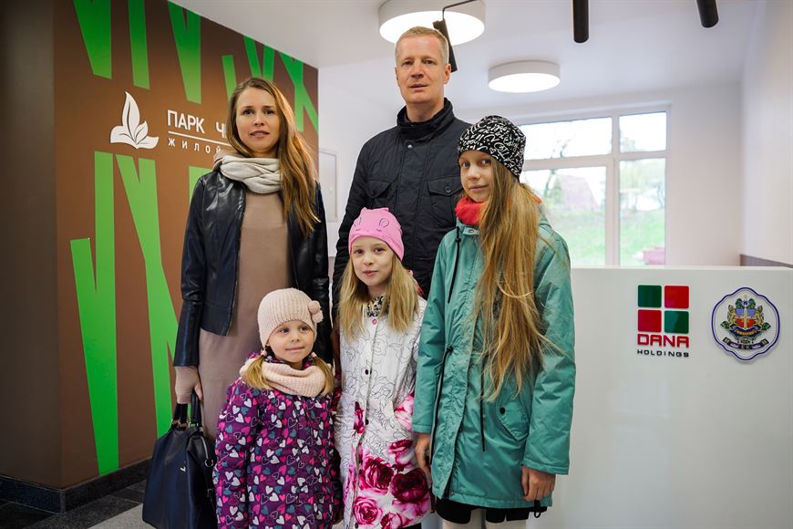 Валентина и Юрий Сурковы с дочерьми