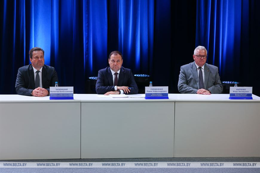 Председатель Государственного комитета по стандартизации Валентин Татарицкий, премьер-министр Беларуси Романа Головченко и министр образования Игорь Карпенко Председатель Государственного комитета по стандартизации Валентин Татарицкий, премьер-министр Беларуси Романа Головченко и министр образования Игорь Карпенко