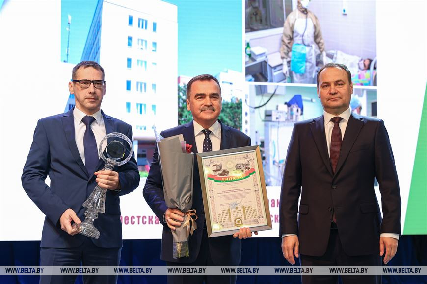 Роман Головченко вручает премию правительства за достижения в области качества 2020 года учреждению здравоохранения "Брестская областная клиническая больница" Роман Головченко вручает премию правительства за достижения в области качества 2020 года учреждению здравоохранения "Брестская областная клиническая больница"