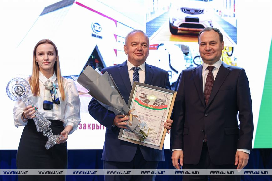 Роман Головченко вручает премию правительства за достижения в области качества 2020 года совместному закрытому акционерному обществу "БЕЛДЖИ" Роман Головченко вручает премию правительства за достижения в области качества 2020 года совместному закрытому акционерному обществу "БЕЛДЖИ"