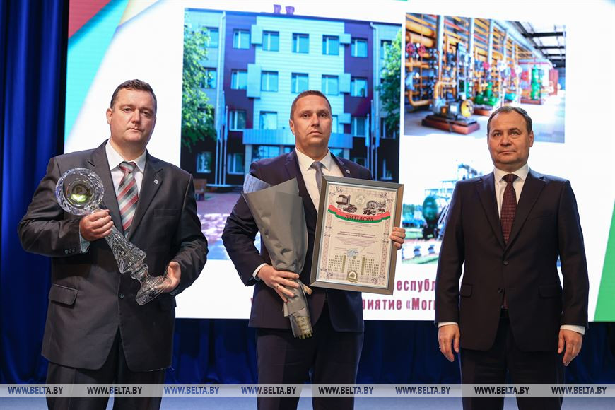 Роман Головченко вручает премию правительства за достижения в области качества 2020 года производственному республиканскому унитарному предприятию "Могилевоблгаз" Роман Головченко вручает премию правительства за достижения в области качества 2020 года производственному республиканскому унитарному предприятию "Могилевоблгаз"