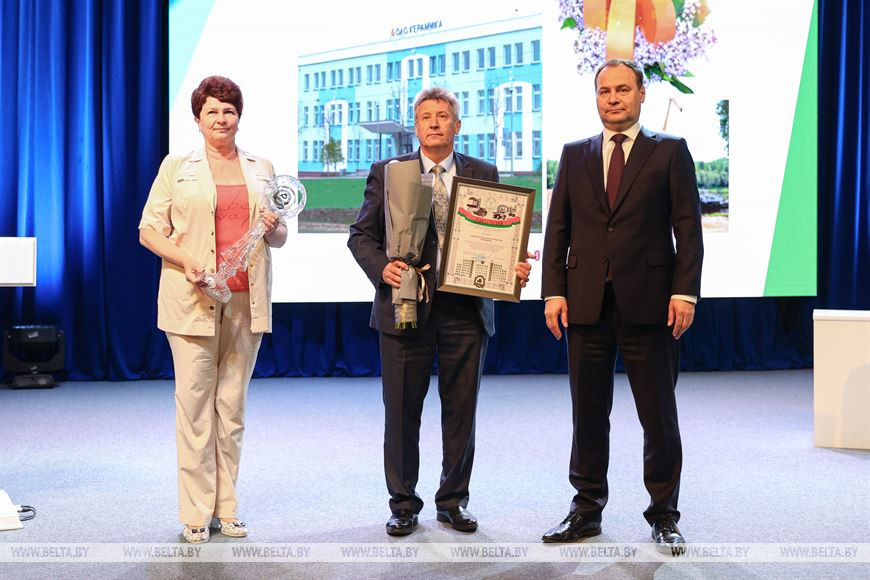 Роман Головченко вручает премию правительства за достижения в области качества 2020 года открытому акционерному обществу "КЕРАМИКА" Роман Головченко вручает премию правительства за достижения в области качества 2020 года открытому акционерному обществу "КЕРАМИКА"