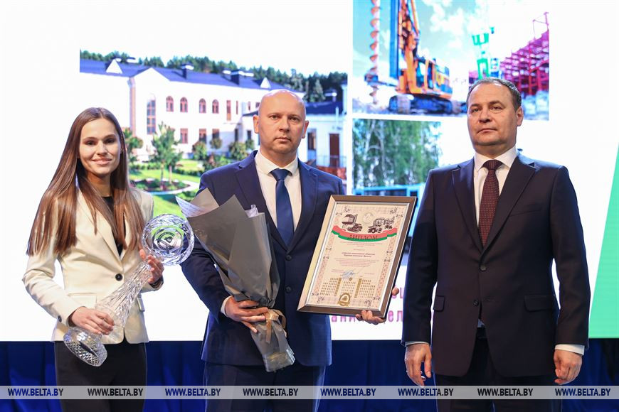 Роман Головченко вручает премию правительства за достижения в области качества 2020 года открытому акционерному обществу "Буровая компания "Дельта" Роман Головченко вручает премию правительства за достижения в области качества 2020 года открытому акционерному обществу "Буровая компания "Дельта"