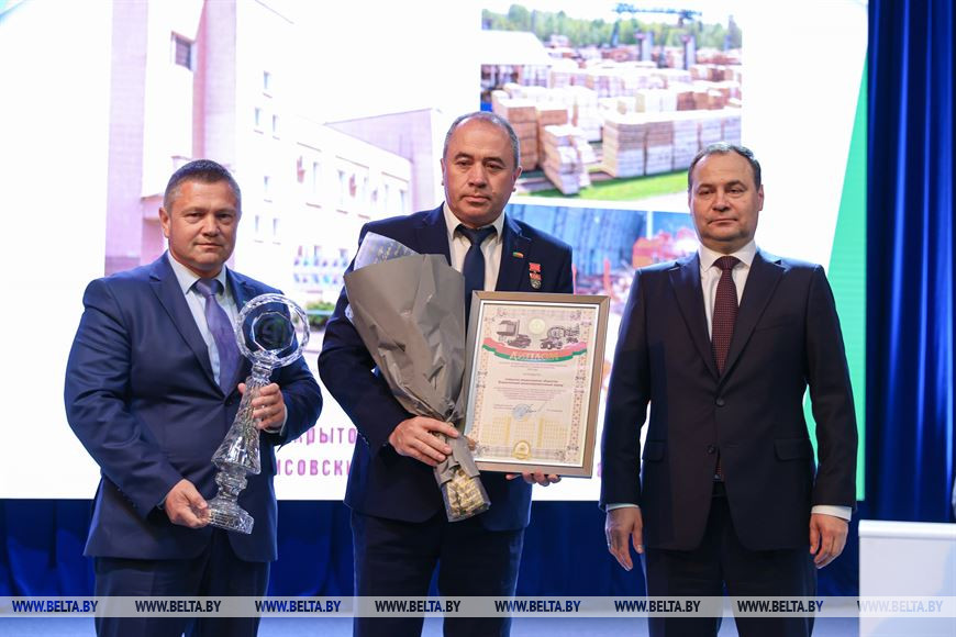 Роман Головченко вручает премию правительства за достижения в области качества 2020 года открытому акционерному обществу "Борисовский шпалопропиточный завод" Роман Головченко вручает премию правительства за достижения в области качества 2020 года открытому акционерному обществу "Борисовский шпалопропиточный завод"