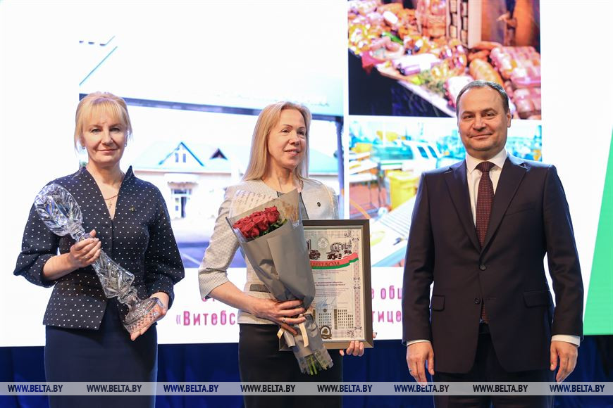 Роман Головченко вручает премию правительства за достижения в области качества 2020 года открытому акционерному обществу "Витебская бройлерная птицефабрика" Роман Головченко вручает премию правительства за достижения в области качества 2020 года открытому акционерному обществу "Витебская бройлерная птицефабрика"