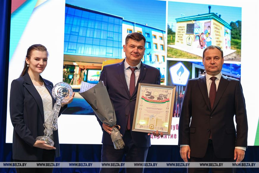 Роман Головченко вручает премию правительства за достижения в области качества 2020 года производственному республиканскому унитарному предприятию "МИНГАЗ" Роман Головченко вручает премию правительства за достижения в области качества 2020 года производственному республиканскому унитарному предприятию "МИНГАЗ"