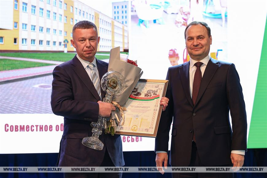 Роман Головченко вручает премию правительства за достижения в области качества 2020 года совместному обществу с ограниченной ответственностью "ПП Полесье" Роман Головченко вручает премию правительства за достижения в области качества 2020 года совместному обществу с ограниченной ответственностью "ПП Полесье"