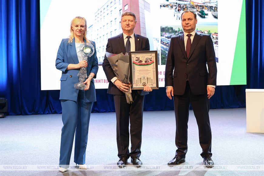 Роман Головченко вручает премию правительства за достижения в области качества 2020 года проектно-изыскательскому республиканскому унитарному предприятию "Институт "Белжелдорпроект" Роман Головченко вручает премию правительства за достижения в области качества 2020 года проектно-изыскательскому республиканскому унитарному предприятию "Институт "Белжелдорпроект"