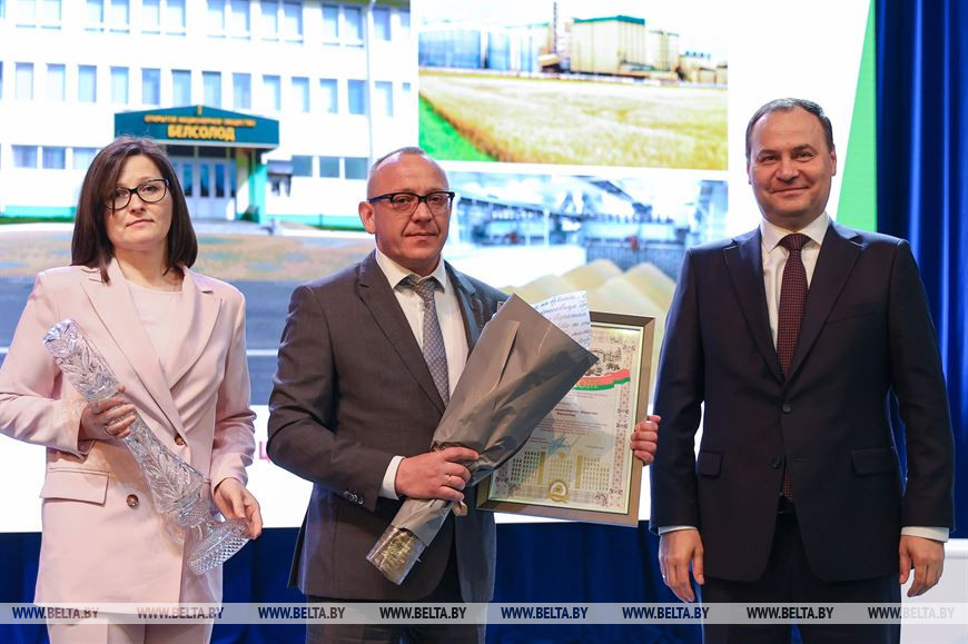 Роман Головченко вручает премию правительстваза достижения в области качества 2020 года открытому акционерному обществу "Белсолод" Роман Головченко вручает премию правительстваза достижения в области качества 2020 года открытому акционерному обществу "Белсолод"