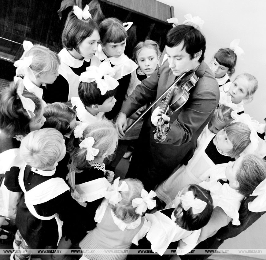 Дворец культуры Светлогорского завода искусственного волокна. Занятия "Музыкального уголка" проводит В.В. Новиков, 1993 год Дворец культуры Светлогорского завода искусственного волокна. Занятия "Музыкального уголка" проводит В.В. Новиков, 1993 год