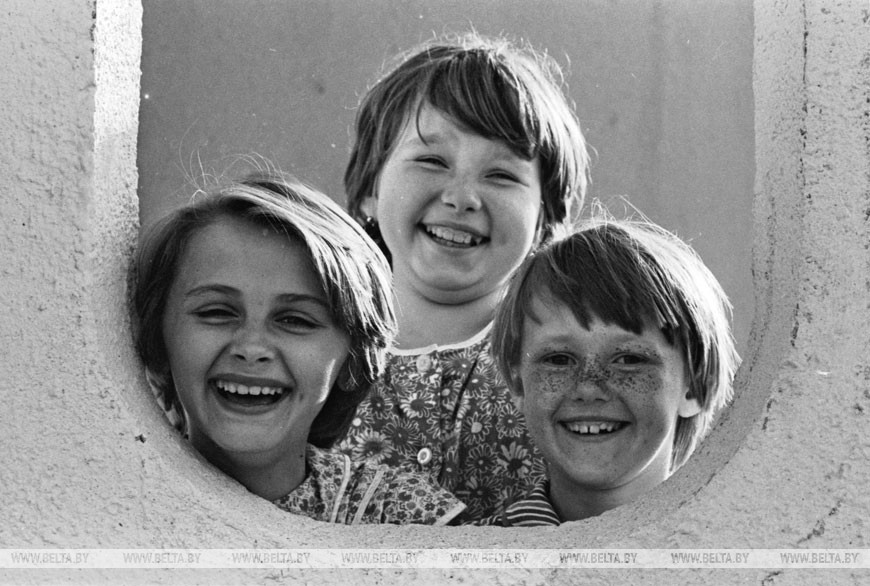 Подружки (слева направо) Лена Силич, Марина Мельникова и Оля Аврамчик, 1988 год Подружки (слева направо) Лена Силич, Марина Мельникова и Оля Аврамчик, 1988 год