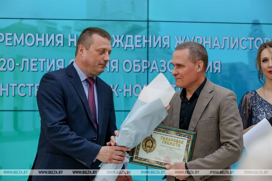 Заместитель министра внутренних дел Сергей Хоменко  награждает Игоря Голода