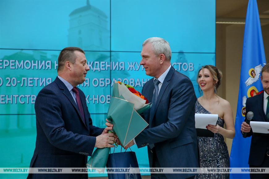 Заместитель министра внутренних дел Сергей Хоменко награждает генерального директора информационного агентства "Минск-Новости" Юрия Козиятко