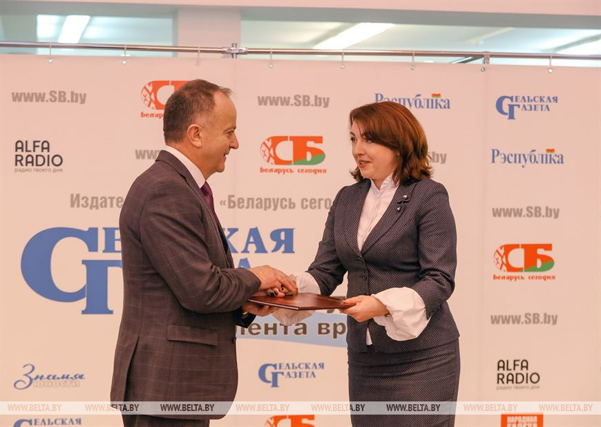 Главный редактор газеты "Сельская газета" Сергей Михович и начальник главного идеологического управления Администрации Президента Ольга Шпилевская Главный редактор газеты "Сельская газета" Сергей Михович и начальник главного идеологического управления Администрации Президента Ольга Шпилевская