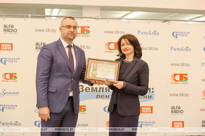 Заместитель министра сельского хозяйства и продовольствия Игорь Брыло вручает грамоту Анжелике Мильто Заместитель министра сельского хозяйства и продовольствия Игорь Брыло вручает грамоту Анжелике Мильто