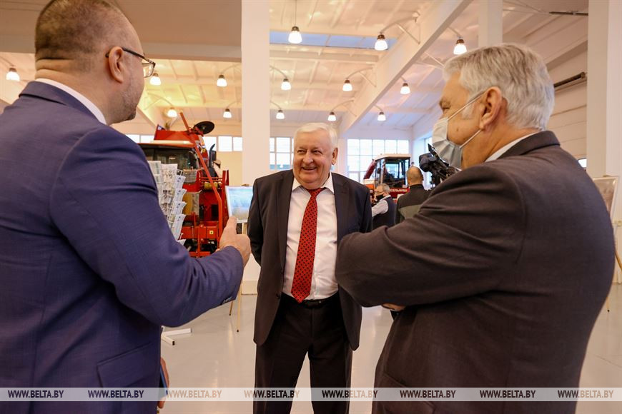 В центре - председатель СПК "Агрокомбинат Снов" Николай Радоман В центре - председатель СПК "Агрокомбинат Снов" Николай Радоман