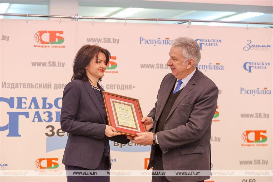Заместитель председателя Президиума НАН Беларуси Петр Казакевич вручает грамоту Анжелике Мильто Заместитель председателя Президиума НАН Беларуси Петр Казакевич вручает грамоту Анжелике Мильто