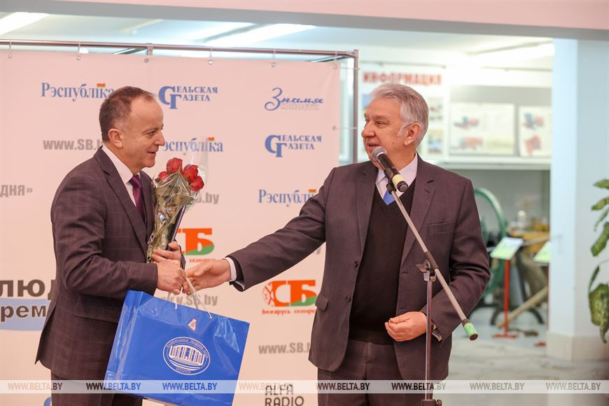 Заместитель председателя Президиума НАН Беларуси Петр Казакевич вручает подарок главному редактору газеты "Сельская газета" Сергею Миховичу Заместитель председателя Президиума НАН Беларуси Петр Казакевич вручает подарок главному редактору газеты "Сельская газета" Сергею Миховичу
