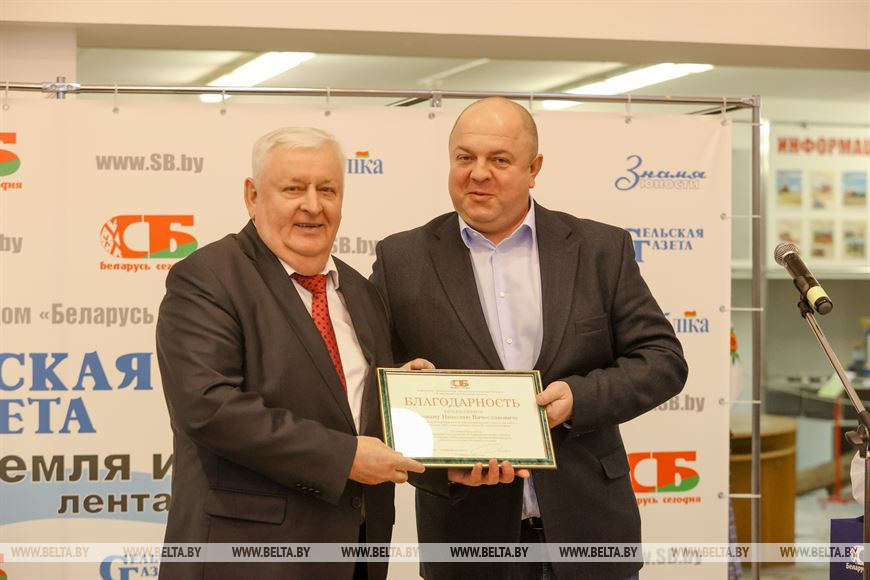 Директор - главный редактор издательского дома "Беларусь сегодня" Дмитрий Жук вручает благодарность председателю агрокомбината "Снов" Николаю Радоману Директор - главный редактор издательского дома "Беларусь сегодня" Дмитрий Жук вручает благодарность председателю агрокомбината "Снов" Николаю Радоману