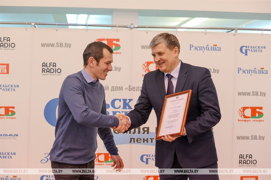 Министр информации Игорь Луцкий вручает грамоту Олегу Федорову Министр информации Игорь Луцкий вручает грамоту Олегу Федорову