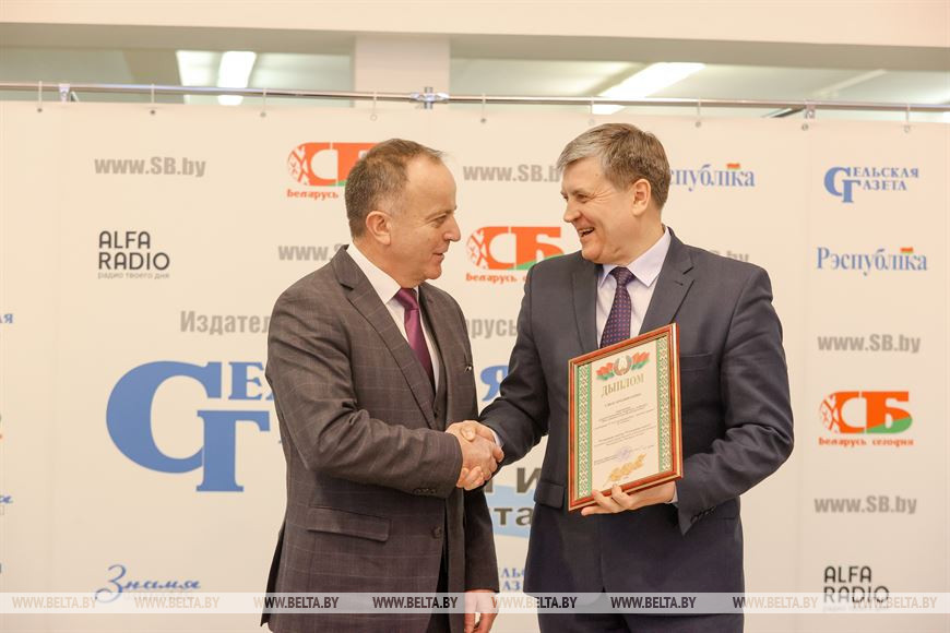 Министр информации Игорь Луцкий вручает диплом главному редактору газеты "Сельская газета" Сергею Миховичу Министр информации Игорь Луцкий вручает диплом главному редактору газеты "Сельская газета" Сергею Миховичу