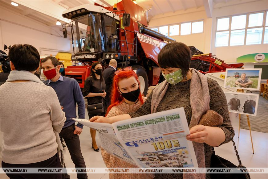 На выставке, посвященнной 100-летию "Сельской газеты" На выставке, посвященнной 100-летию "Сельской газеты"