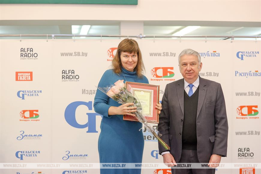 Заместитель председателя Президиума НАН Беларуси Петр Казакевич вручил грамоту Елене Яско Заместитель председателя Президиума НАН Беларуси Петр Казакевич вручил грамоту Елене Яско