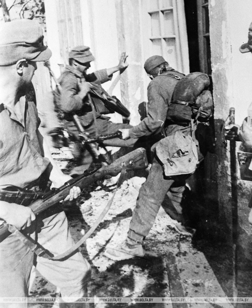 Гитлеровцы врываются в квартиру мирных жителей, 1942 год Гитлеровцы врываются в квартиру мирных жителей, 1942 год