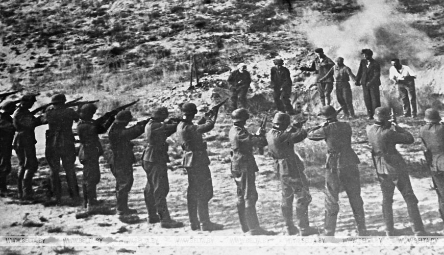 Население, согнанное в лагерь для угона в Германию, 1942 год Население, согнанное в лагерь для угона в Германию, 1942 год