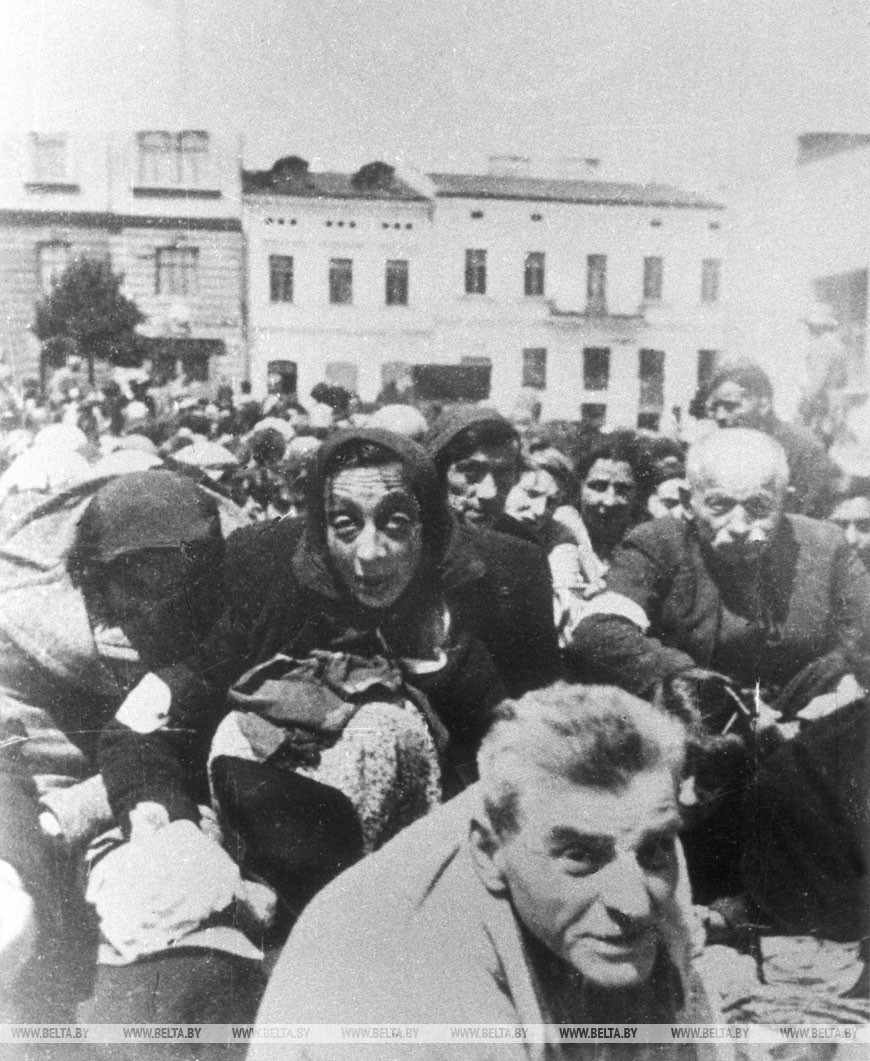 Во время переселения евреев г. Минска в гетто, 1941 год Во время переселения евреев г. Минска в гетто, 1941 год