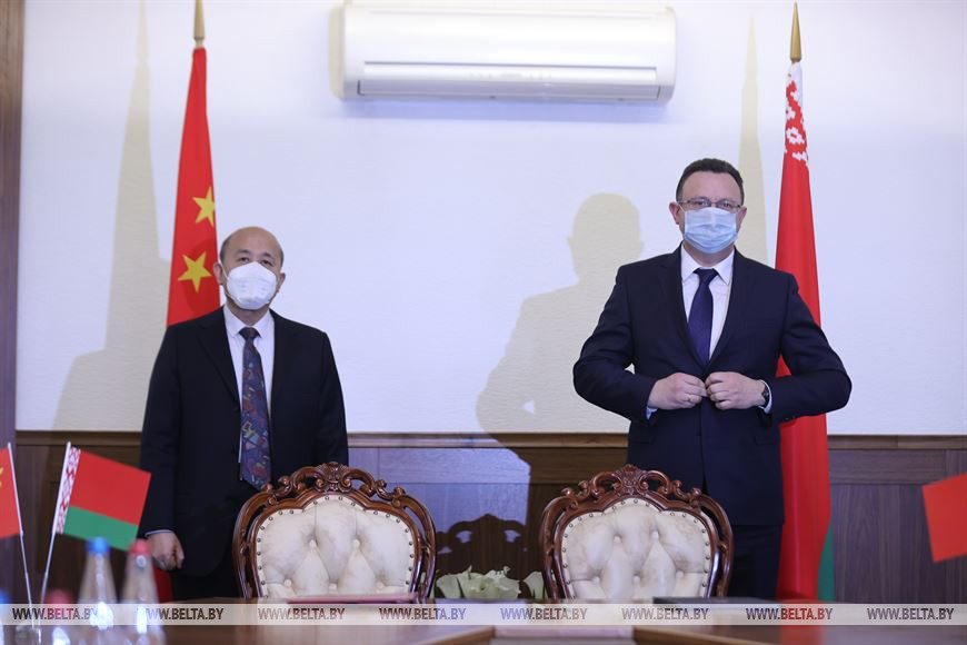 Чрезвычайный и Полномочный Посол Китайской Народной Республики в Беларуси Се Сяоюн и министр здравоохранения Республики Беларусь Дмитрий Пиневич во время встречи Чрезвычайный и Полномочный Посол Китайской Народной Республики в Беларуси Се Сяоюн и министр здравоохранения Республики Беларусь Дмитрий Пиневич во время встречи