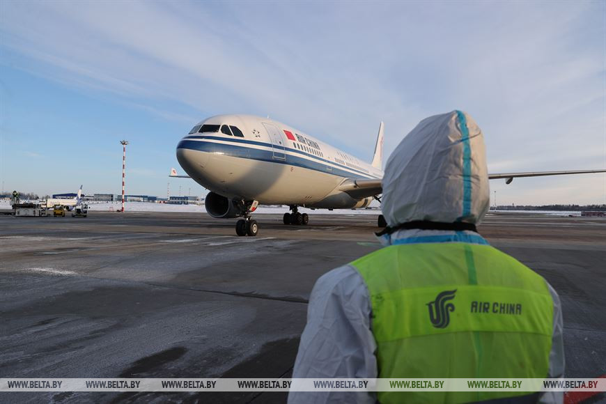 Самолет из Пекина с гуманитарным грузом Самолет из Пекина с гуманитарным грузом