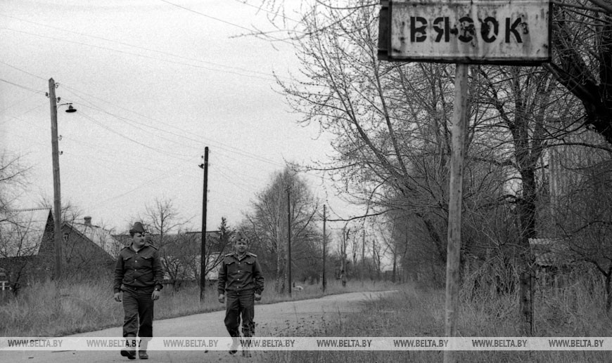 Патрулирование в отселённой деревне Вязок проводят бойцы сводного отряда МВД по охране чернобыльской зоны, май 1991 года