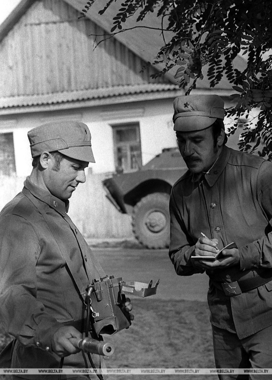 Хойникский район после аварии на ЧАЭС. Уровень радиации на улицах деревни Новоселки замеряют химики-разведчики, 1986 год