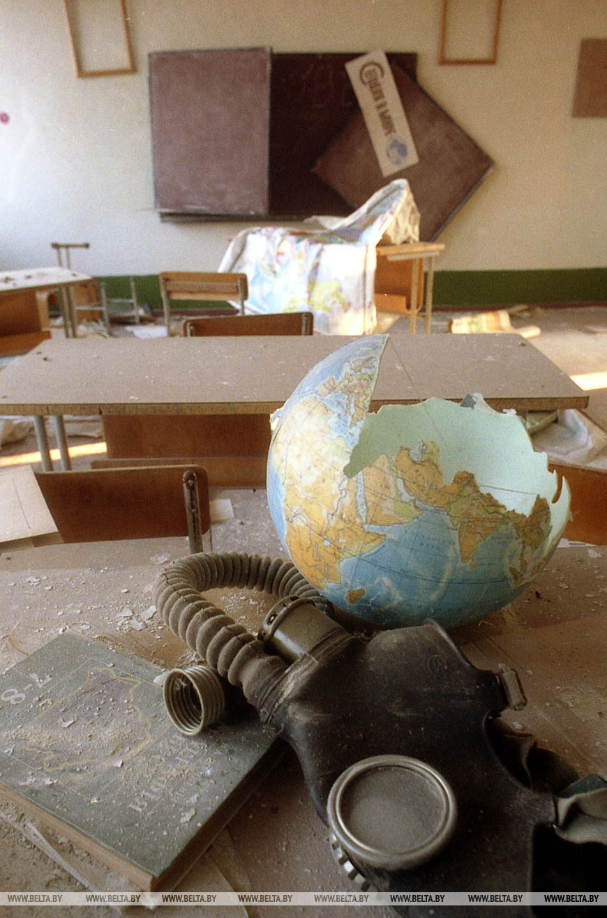 Зона, пострадавшая от аварии на Чернобыльской АЭС. В средней школе брошенной деревни Залесье Брагинского района, 1990 год