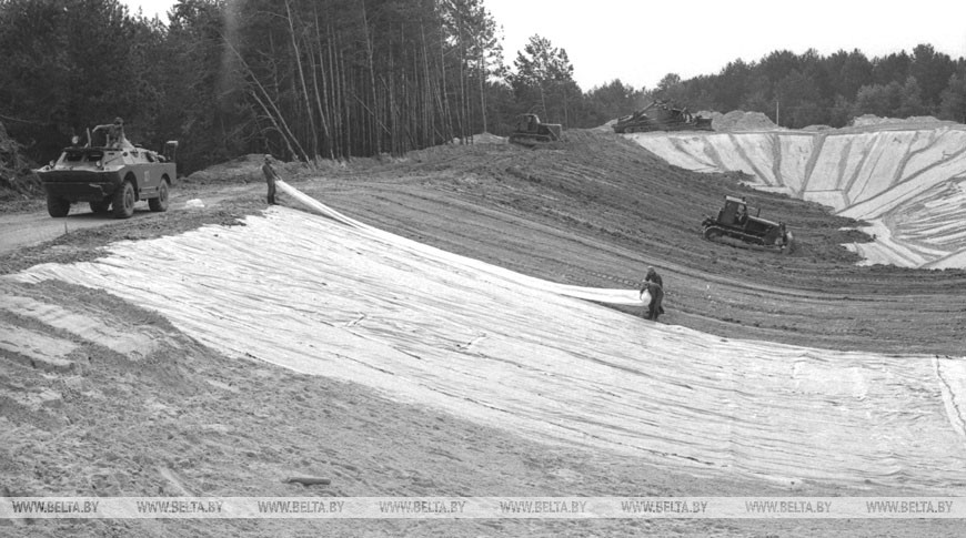 После аварии на Чернобыльской АЭС. Строительство "могильника" для зараженной техники, август 1986 года