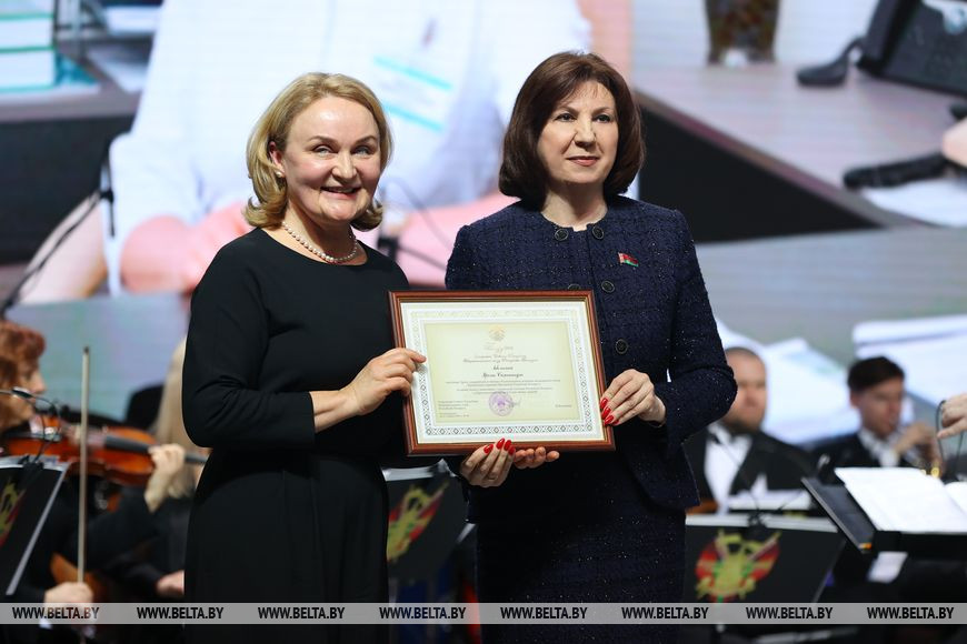 Наталья Кочанова вручает благодарность Ирине Абельской Наталья Кочанова вручает благодарность Ирине Абельской