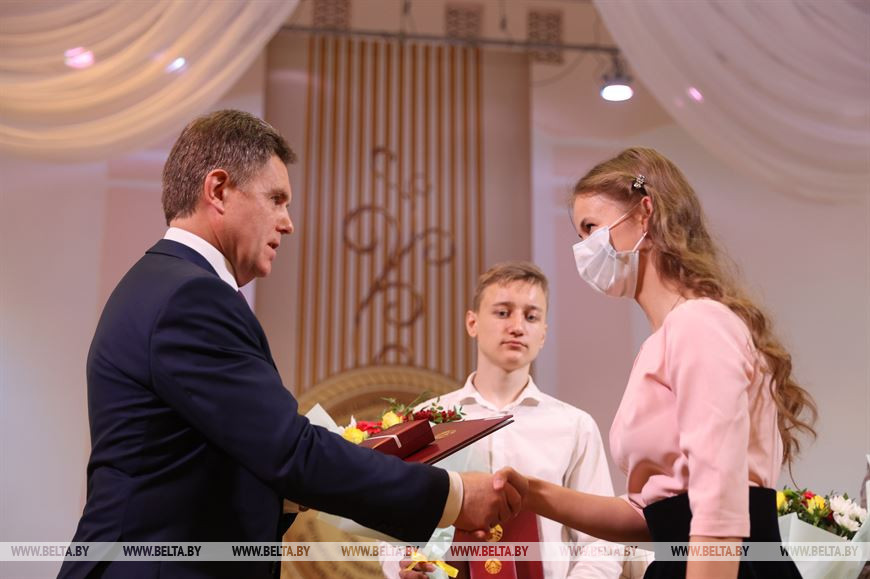 Игорь Петришенко вручает нагрудный знак Анастасии Шаляпиной