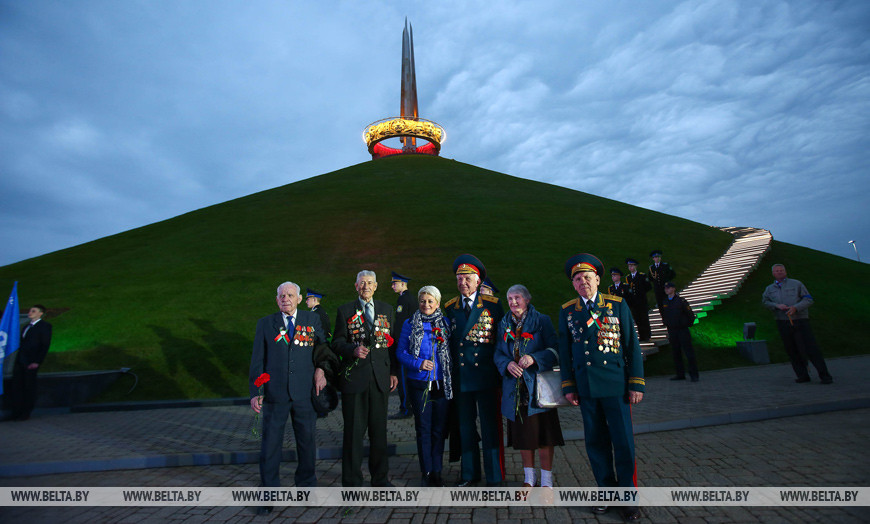 Во время церемонии по случаю приемки работ и включению новой подсветки мемориального комплекса Кургана Славы, 2015 год Во время церемонии по случаю приемки работ и включению новой подсветки мемориального комплекса Кургана Славы, 2015 год