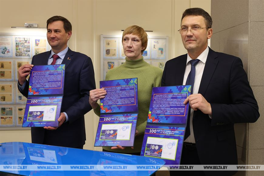 Максим Рыженков, Татьяна Белошапко и Константин Шульган во время гашения почтового проекта Максим Рыженков, Татьяна Белошапко и Константин Шульган во время гашения почтового проекта