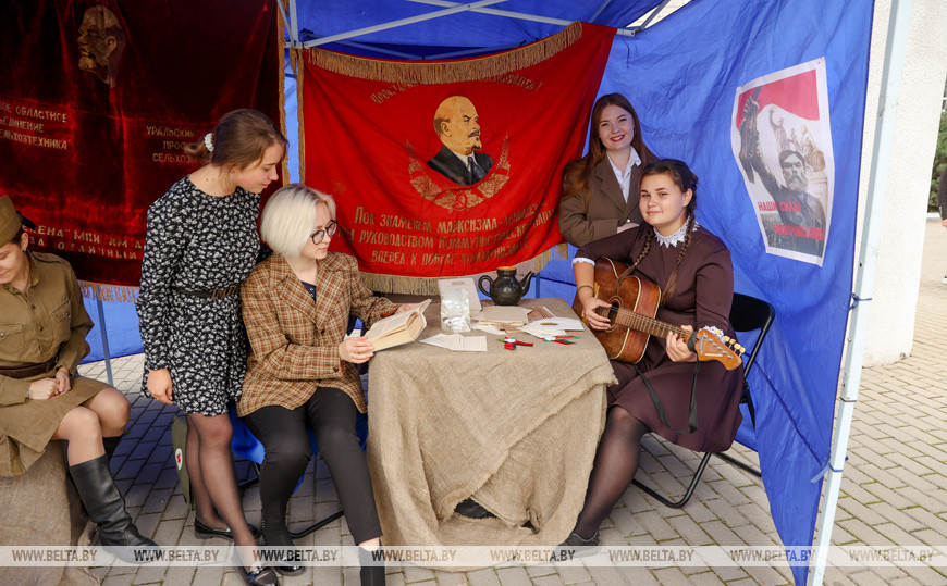 Участники Форума регионов Беларуси и России во время посещения выставки в НАН, посвященной 75-летию победы в Великой Отечественной войне. Минск, 2020 год Участники Форума регионов Беларуси и России во время посещения выставки в НАН, посвященной 75-летию победы в Великой Отечественной войне. Минск, 2020 год