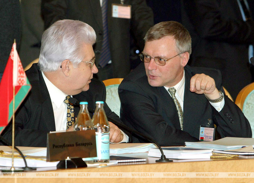 Владимир Григорьев и Николай Корбут во время встречи в расширенном составе глав правительств Евразийского экономического сообщества в Москве, 2003 год Владимир Григорьев и Николай Корбут во время встречи в расширенном составе глав правительств Евразийского экономического сообщества в Москве, 2003 год