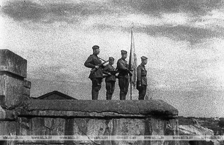 Водружение знамени над Брестской крепостью, 1944 год
