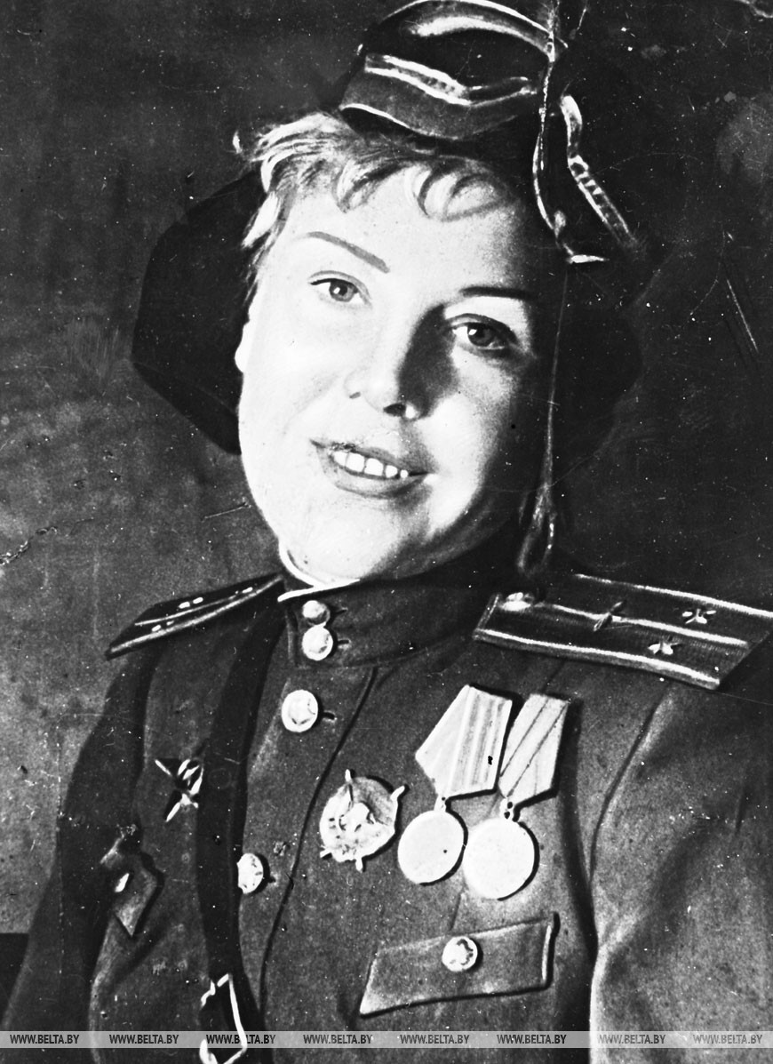 Ольга Лисикова с начала войны летала на связных самолетах, перевозила раненых, доставляла медикаменты. На ее счету 400 боевых вылетов, в том числе 150 рейсов в осажденный Ленинград, в глубокий тыл противника